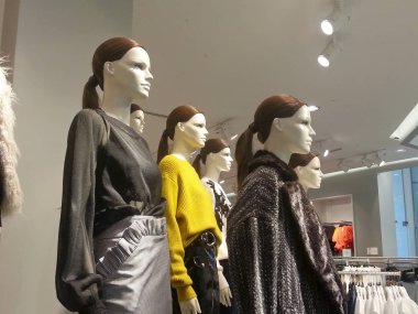Yeni moda alışveriş merkezi ile dükkanda ekranda mankenler