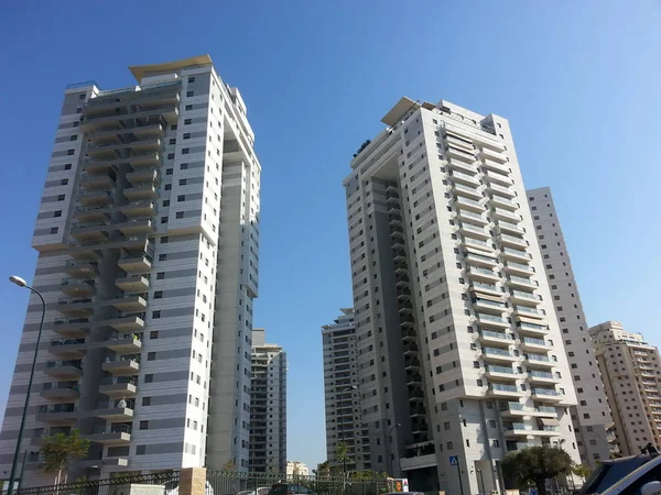 Modernos, nuevos edificios de apartamentos ejecutivos con fondo azul profundo de verano — Foto de Stock