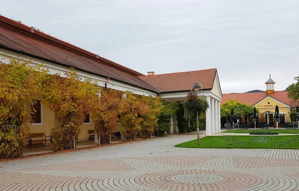 Piestany, Slovacchia- Palazzo storico sull'isola termale di Piestan — Foto Stock