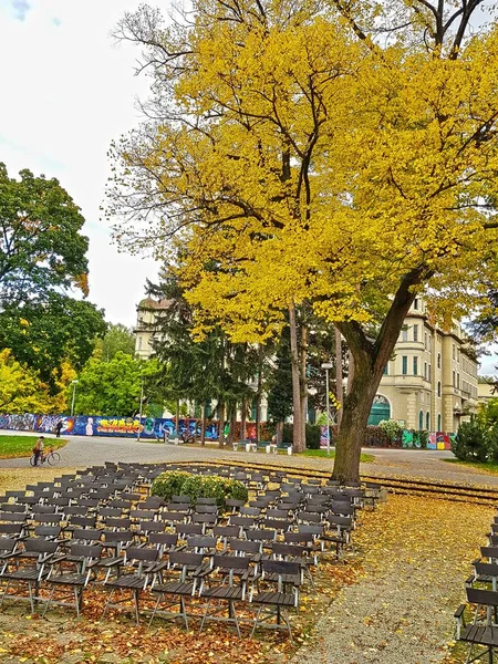 Piešťany, Slovakien - höstdag i tomma City Park auditorium . — Stockfoto