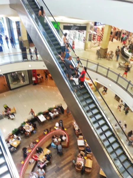 Personas en escaleras mecánicas y caminando en el centro comercial-venta, consu — Foto de Stock