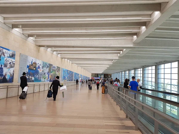 Yolcular kalkış alanında Terminal 3 Ben Gurion'en