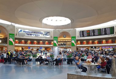 Yolcu yakınındaki danışmaya, saat ve kalkış bo