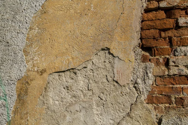 Oude bakstenen muur textuur met geschilderde noodlijdende muur oppervlak. GRU — Stockfoto