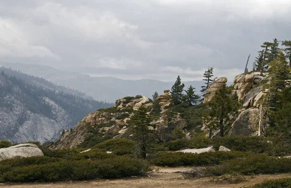 Valle de Yosemite en las montañas del oeste de Sierra Nevada de Califo — Foto de Stock