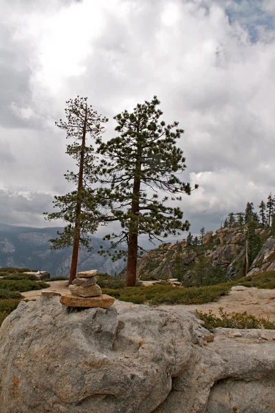 Valle de Yosemite en las montañas del oeste de Sierra Nevada de Califo — Foto de Stock