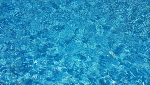 Povrch z modrého bazénu - pozadí vody v plavání — Stock fotografie