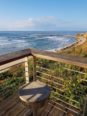 Akdeniz sahil manzaralı Promenade üzerinde boş sandalye 