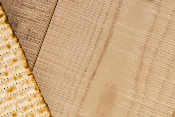 Єврейський традиційні пасху мацу на сільському дерев'яними тлі — стокове фото
