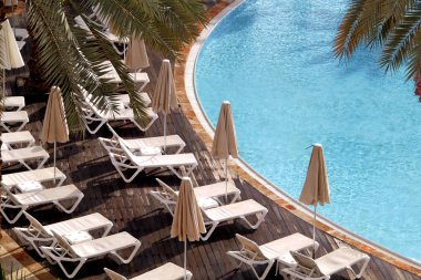 Lüks havuz boş yüzme havuzu üst görünümü 