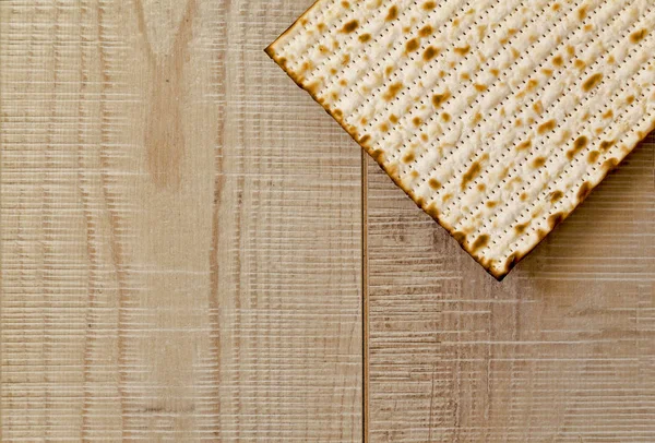 Judiska Matzot på grå trä bakgrund med kopia-utrymme. Flat Lay — Stockfoto