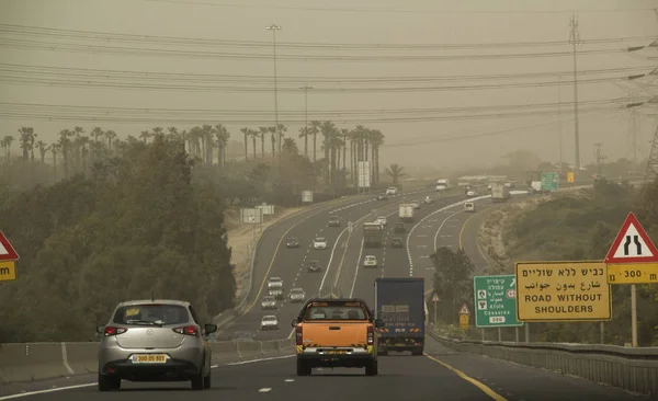 Traffic during Massive Middle East Sandstorm in Israel . Low Vis — Stock Photo, Image