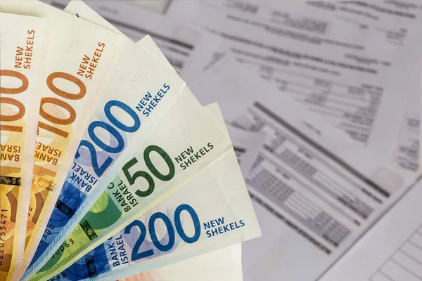 İsrail Yeni Şekeli banknotlar faturaları arka plan üzerinde elinde bir demet