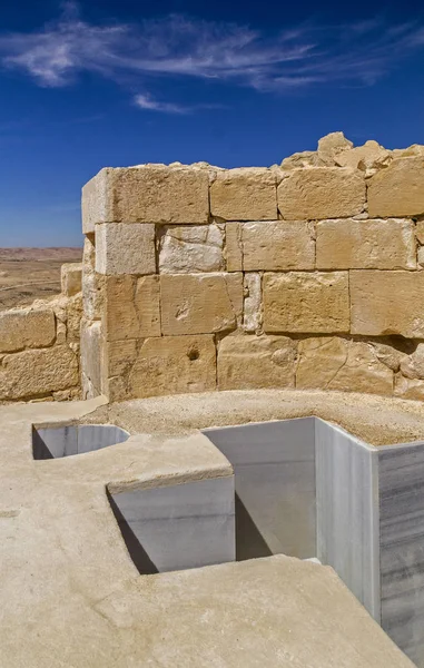 Font a forma di croce battesimale nell'antico insediamento nabateo di Avdat — Foto Stock