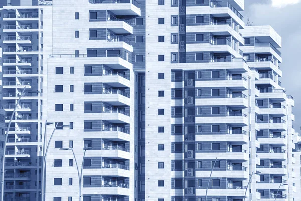Μπλε φόντο τονωμένο εικόνα της σύγχρονης αρχιτεκτονικής - γενική υψηλή άνοδο πολυκατοικία — Φωτογραφία Αρχείου