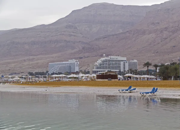 Ünlü sağlık sedef hastalığı tedavi resort Dead Sea, İsrail Ein Bokek şehrindeki oteller görünümünü akşam — Stok fotoğraf