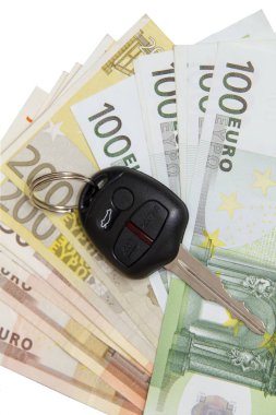 Arabanın anahtarını Euro para arka plan beyaz arka plan üzerinde izole üzerinde.
