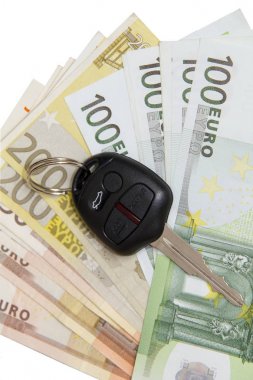 Beyaz arka plan üzerinde izole Euro banknot arka plan üzerinde yeni lüks araba anahtarları.
