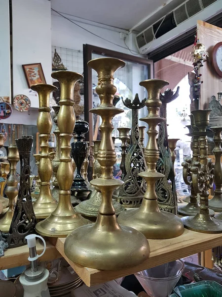 Different Old Brass candlesticks in flea market second hand shop — Stock Photo, Image