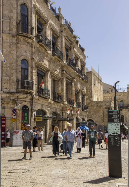 Jerusalén Israel Mayo 2018 Los Turistas Lugareños Palmeros Plaza Adoquines —  Fotos de Stock