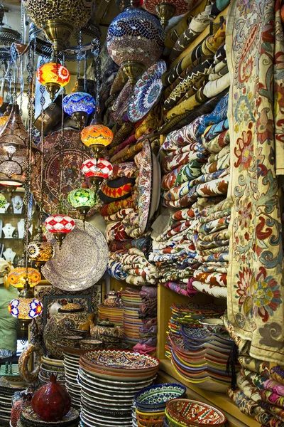 以色列耶路撒冷 2018年5月11日 阿拉伯街市街道商店与 Ambudance 东方传统 Handmaded 衣裳和陶瓷在古老城市的古 Coblestone 胡同在耶路撒冷 — 图库照片