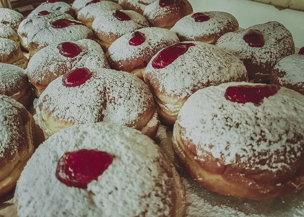 Rows of Sweet Hanukkah donuts in the backery shelf. — Stock Photo, Image