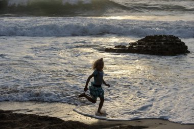 Kız sahil çalışır