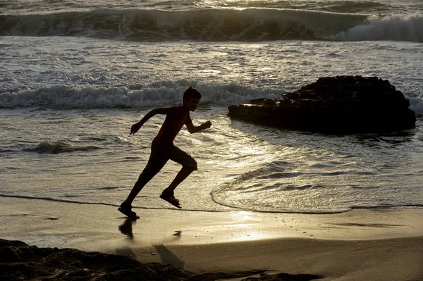 男孩跑沿着海岸 — 图库照片
