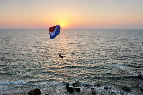 Napędzana Paralotnia latająca nad morzem — Zdjęcie stockowe