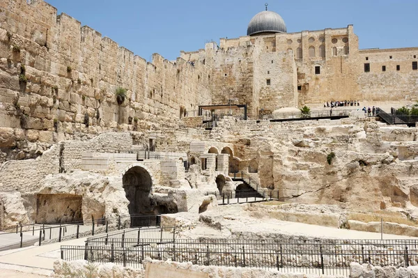 Ancient walls of the old city — Stock Photo, Image