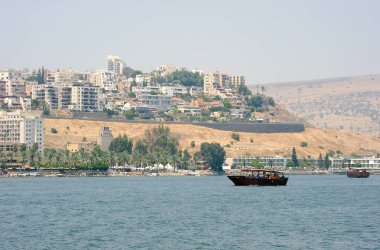 Tiberias, dağın eteklerinde bir kasaba