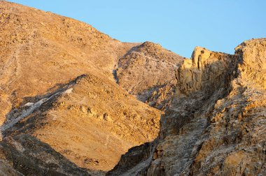 Dağların arasından yürü.