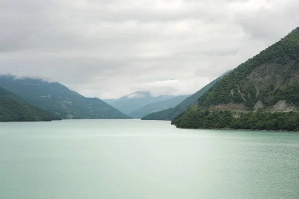 Reservatório de Zhinvali nas montanhas — Fotografia de Stock