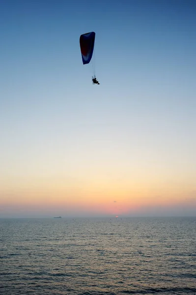 Parapendio motorizzato in volo — Foto Stock