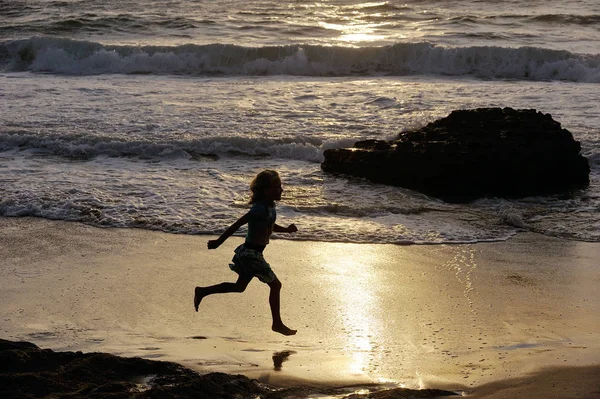 Flickan går längs stranden — Stockfoto
