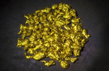 Gerçek altın nuggets siyah arka plan üzerine izole.
