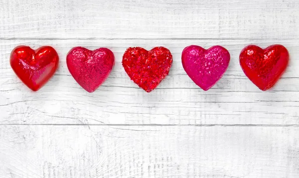 Lyxiga Röda Hjärtan Vit Trä Bakgrund Glad Alla Hjärtans Dag — Stockfoto