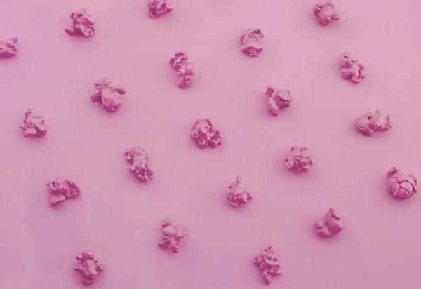粉红色的爆米花在纸上的背景 粉彩图案 顶部视图 — 图库照片