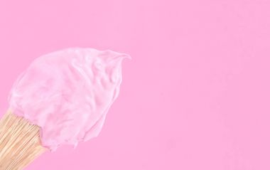 Kağıt arka plan üzerinde pembe akrilik boya ile boya fırçası. Modaya uygun en az pop sanat stil ve renkleri.