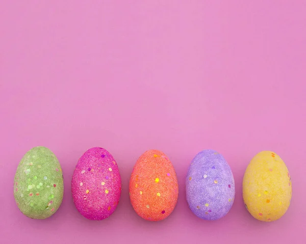 Ingericht Kleurrijke Paaseieren Roze Papieren Achtergrond Met Ruimte Voor Tekst — Stockfoto