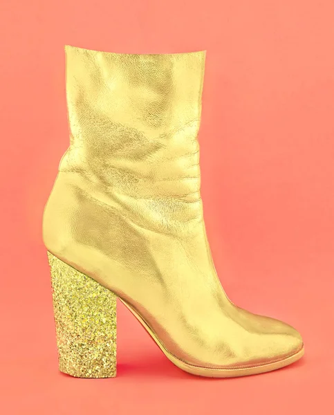 Fashion Glamour One Shiny Golden Women Shoe Heel Made Confetti — Stock Photo, Image