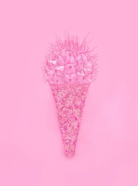 Dondurma külahı konfeti ile tropikal moda pembe kaktüs kağıt arka plan üzerinde yapılmıştır. En az pop sanat stil ve yaz yiyecek konsepti.