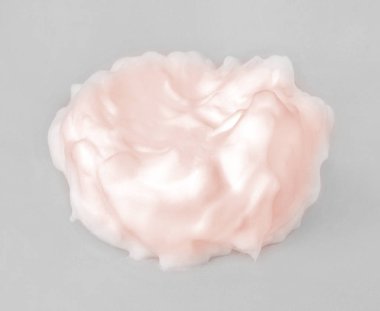 Yumuşak sıvı kozmetik krem. Üzerinde elementler var. Gri arkaplanda pembe ya da inci rengi..