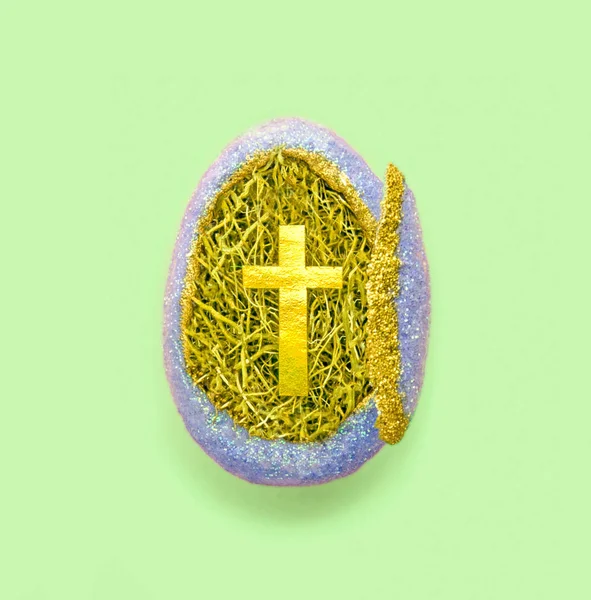 Decorated Easter Egg Golden Cross Straw Green Background Minimal Concept — Stock Photo, Image