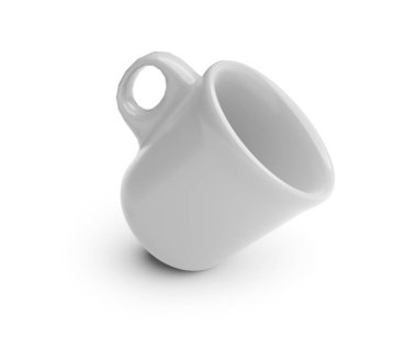 Düşen bardak beyaz bir arkaplanda izole