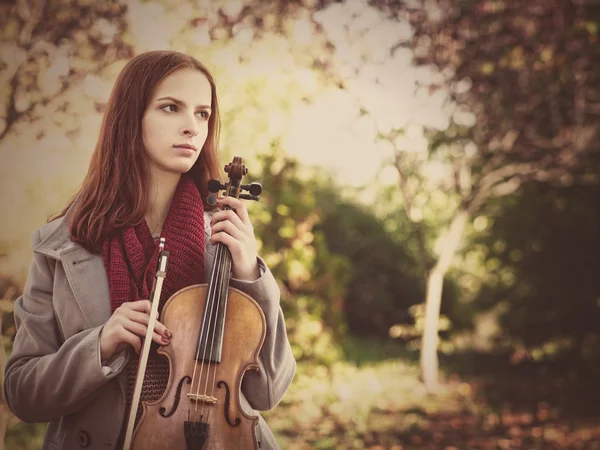 Young beauty musician holding  violin — Stock Photo, Image