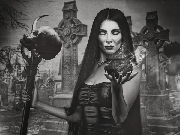 Witch woman and spooky cemetery — Stock Photo, Image