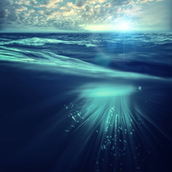 Фон з хвилями і морською поверхнею — стокове фото