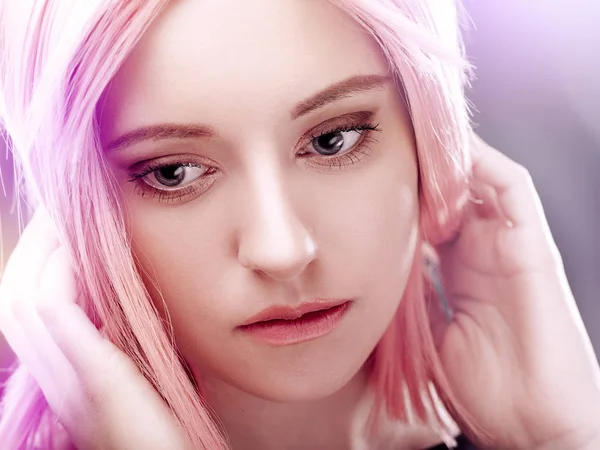 Giovane ragazza adulta con i capelli rosa — Foto Stock