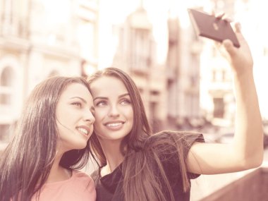 Selfie çeken kızlar.